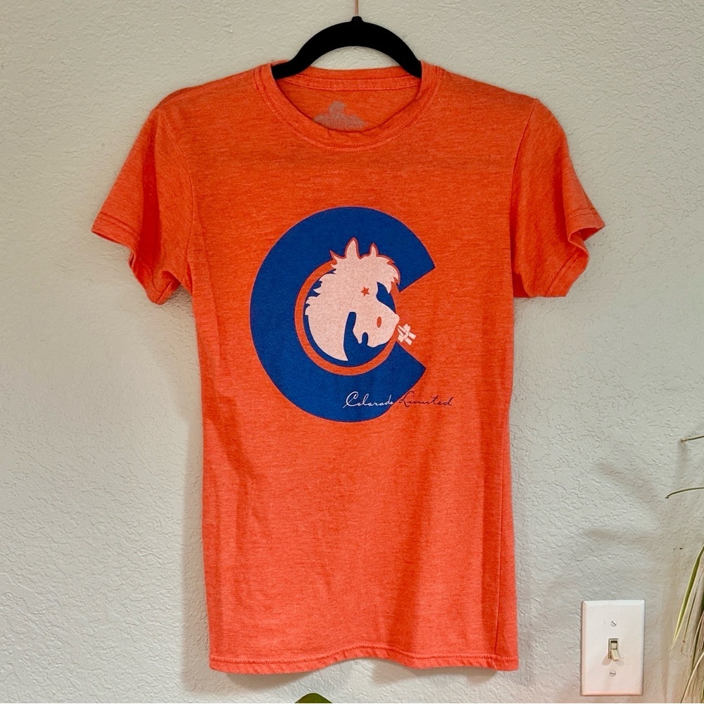 Unique Denver Broncos Fitted T-Shirt - Size L